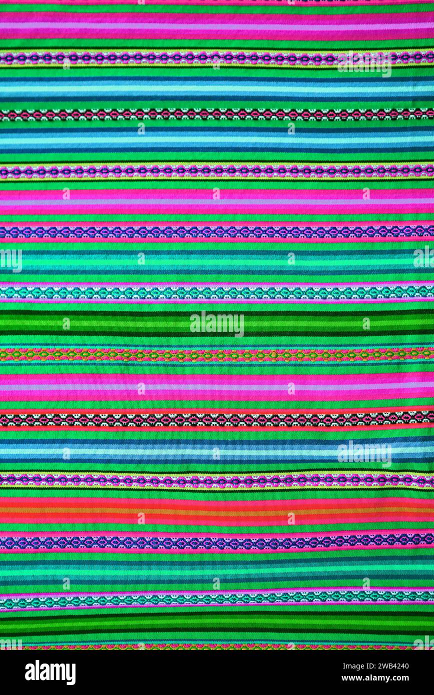 Erstaunliche peruanische traditionelle Textilien in bunten horizontalen Streifen Stockfoto