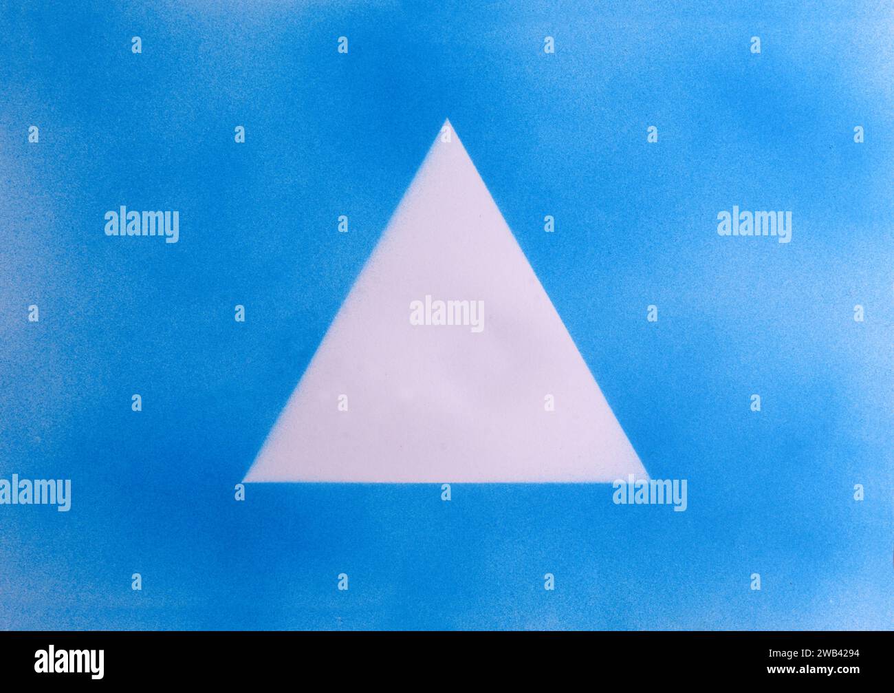 Blaues Farbdreieck auf Papier Stockfoto