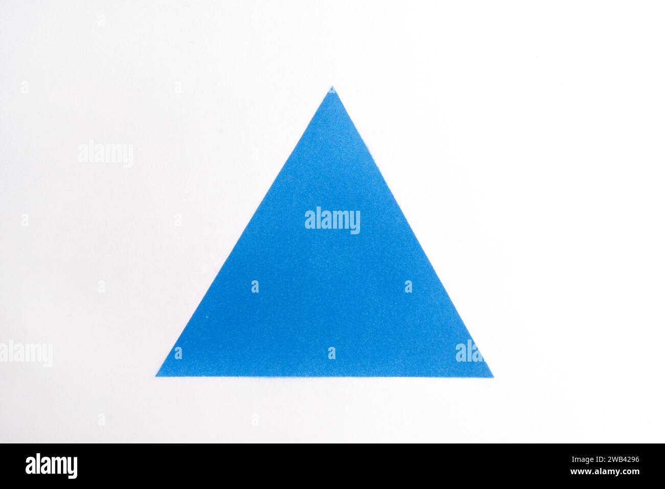 Blaues Farbdreieck auf Papier Stockfoto