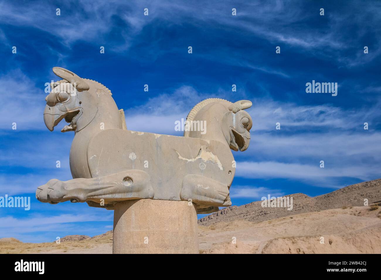 Fragment der Stein Spalte Skulptur eines zweiköpfigen greife in der antiken Stadt Persepolis, Iran. UNESCO-Weltkulturerbe. Am blauen Himmel backgroun Stockfoto
