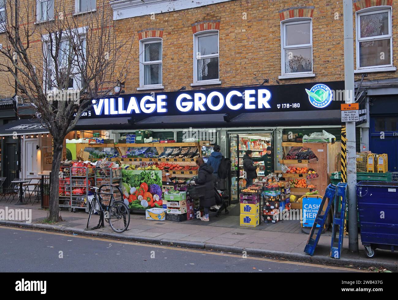 Village Grocer, der lokale Supermarkt an der Bellenden Road, Peckham, Südosten von London, Großbritannien. Stockfoto