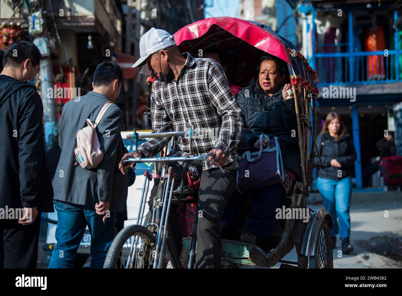 Kathmandu, Nepal - April 20,2019 : in Nepal sind Radrikschas immer noch die beliebtesten öffentlichen Verkehrsmittel für den Kurzstreckenverkehr. Stockfoto