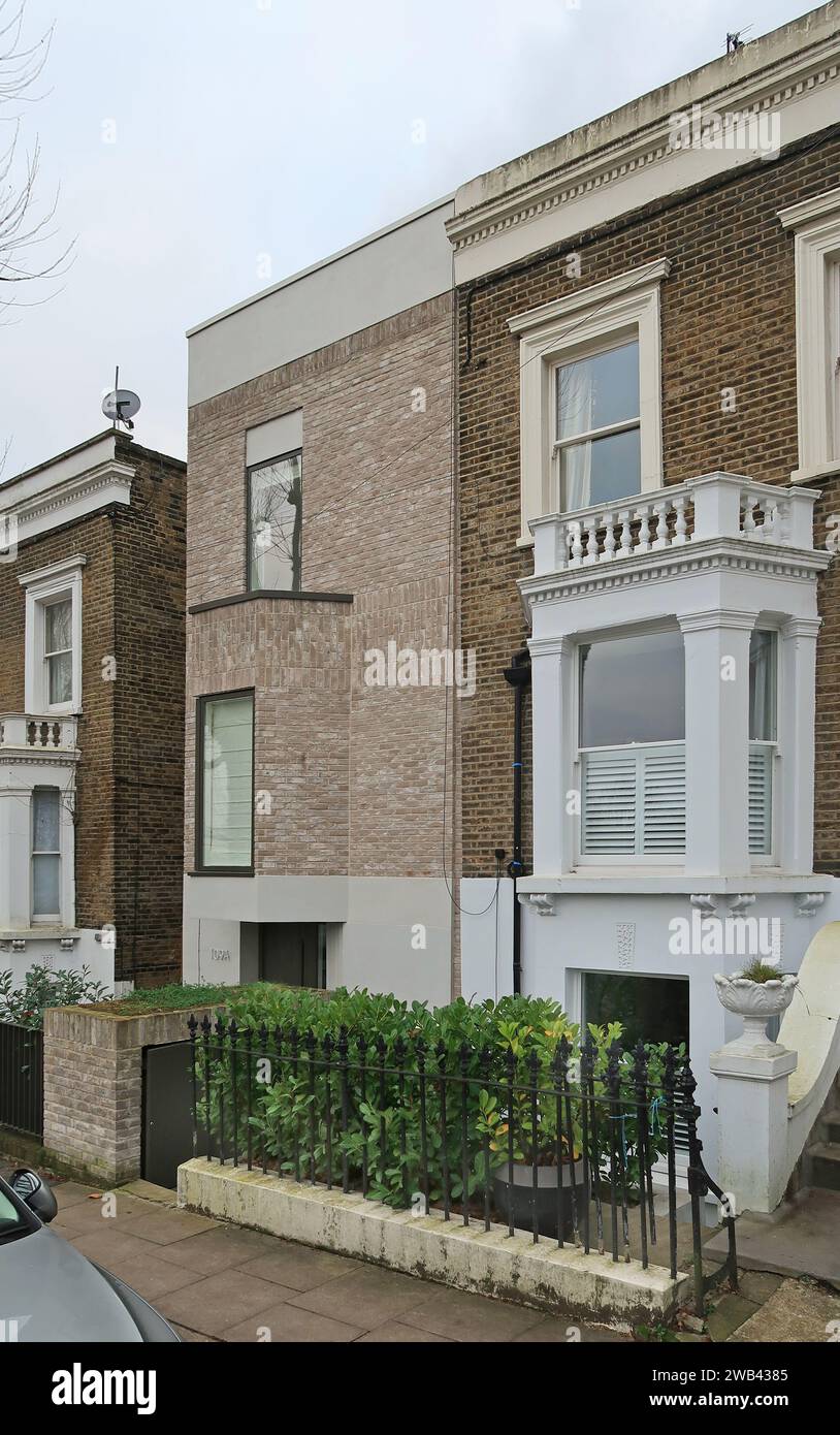 Ein neu gebautes „Infill“-Haus - gebaut in der Garage zwischen zwei Immobilien. Chadwick Road, Peckham, London, Großbritannien Stockfoto