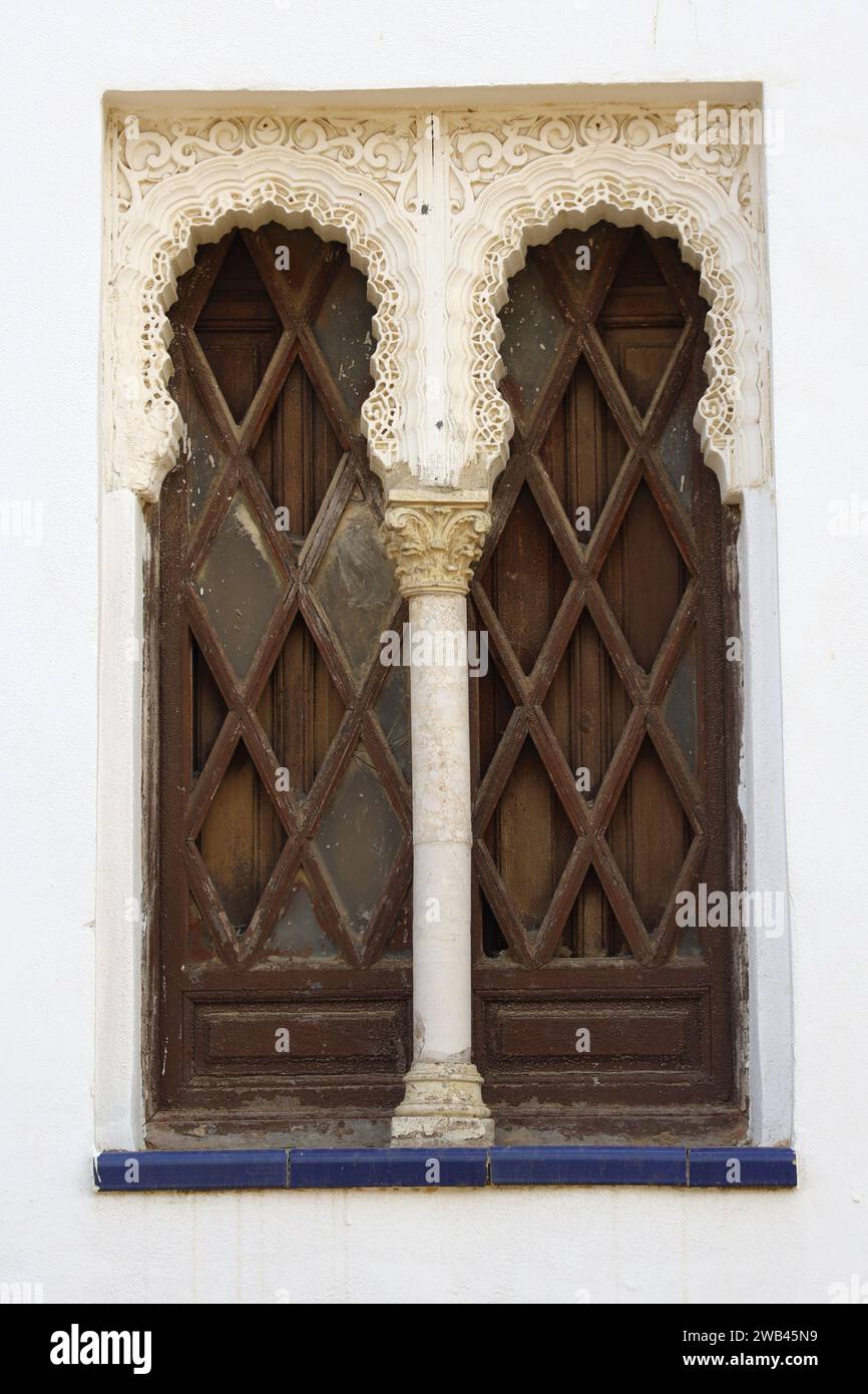 Türen und Fenster / Architektur von Alcala La Real, Provinz Jaen, Andalusien, Spanien. Arabischer Stil der Dekoration. Bogenfenster mit Stuck. Verschlossen. Stockfoto
