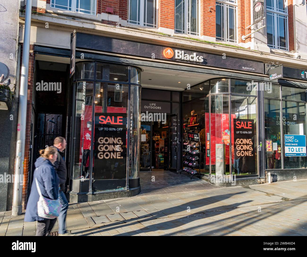 Outdoorbekleidung der Schwarzen, High Street, Lincoln City, Lincolnshire, England, UK Stockfoto