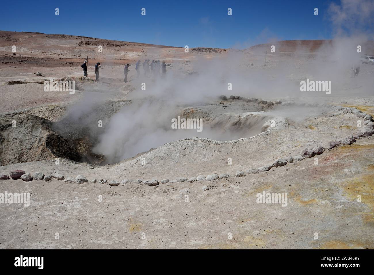 Sol de Mañana, Bolivien, 13. Oktober 2023. Heiße Quellen und Schlammbecken mit Dampf, der aus dem Boden steigt. Stockfoto