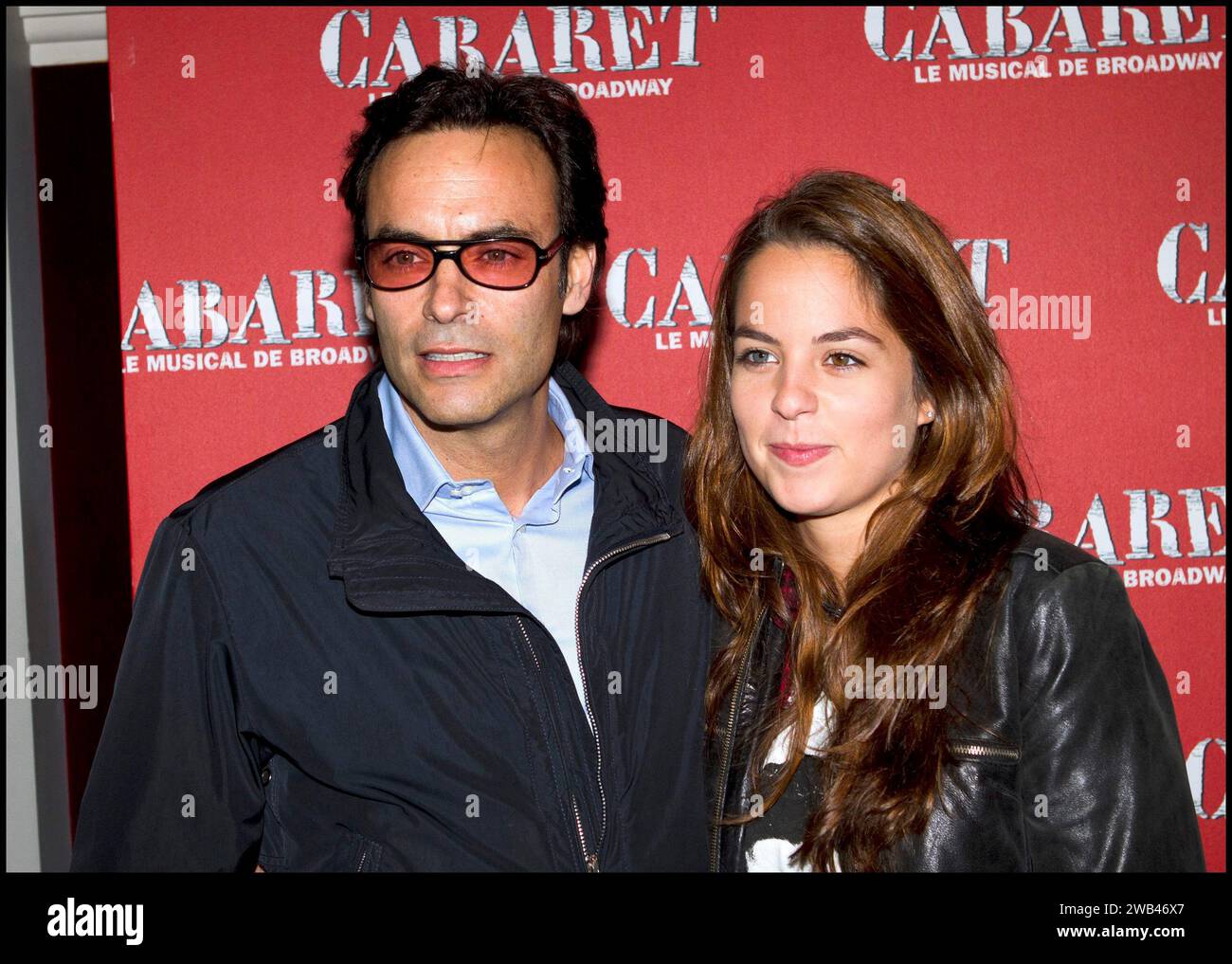 © Tiboul/Maxppp, France - PARIS LE 06 10 2011 DARSTELLUNG DES SPEKTAKELS „CABARET“ AU THEATRE MARIGNY A PARIS ANTHONY DELON ANOUCHKA DELON - Alain DELON und seine Tochter Anouchka Credit: MAXPPP/Alamy Live News Stockfoto