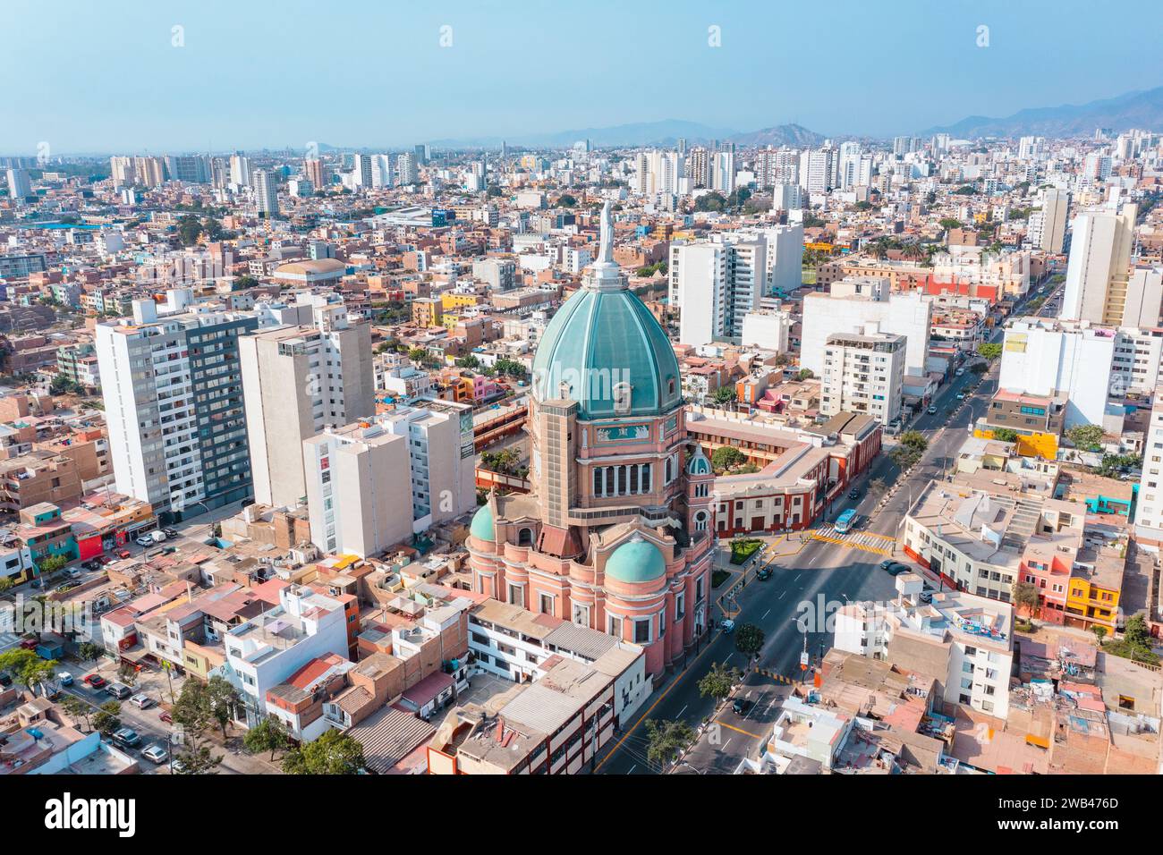 Blick aus der Vogelperspektive auf die Kirche des Unbefleckten Herzens Mariens im historischen Viertel von Magdalena. Peru Stockfoto