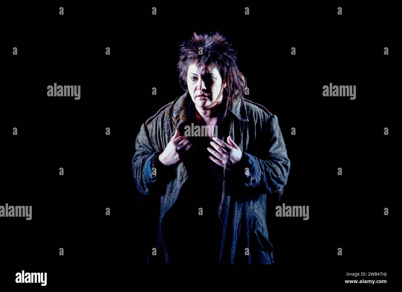 Eva Marton (Elektra) in ELEKTRA an der Royal Opera, Covent Garden, London WC2 03/03/1990 Musik: Richard Strauss Libretto: Hugo von Hofmannsthal nach Sophokles Dirigent: Georg Solti Bühnenbild: Hans Schavernoch Kostüme: Überlieferung Haas Beleuchtung: Robert Bryan Regie: Gotz Friedrich Stockfoto