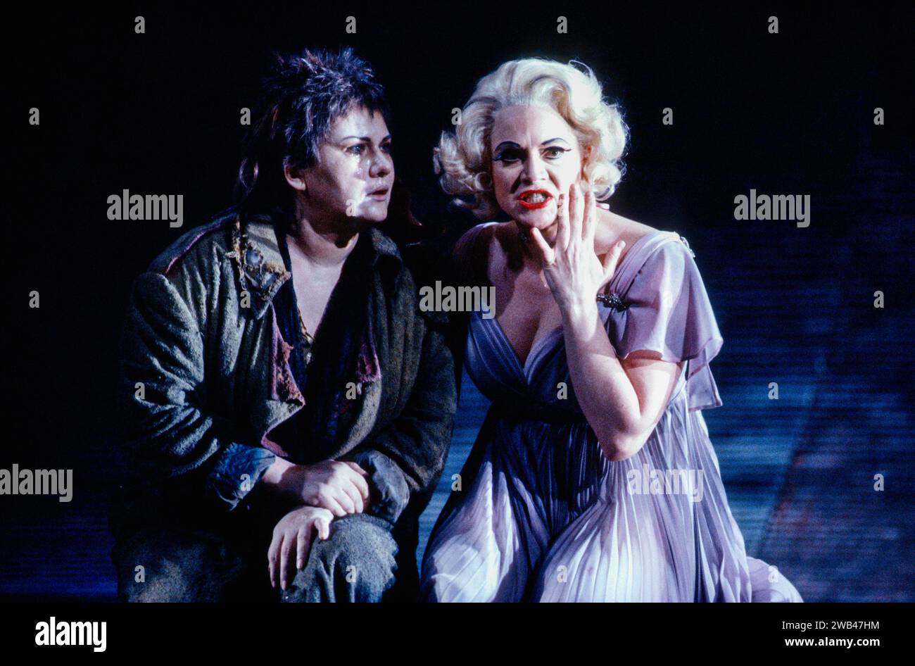 l-r: Eva Marton (Elektra), Nadine Secunde (Chrysothemis) in ELEKTRA an der Royal Opera, Covent Garden, London WC2 03/03/1990 Musik: Richard Strauss Libretto: Hugo von Hofmannsthal nach Sophokles Dirigent: Georg Solti Bühnenbild: Hans Schavernoch Kostüme: Überlieferung Haas Beleuchtung: Robert Bryan Regisseur: Gotz Friedrich Stockfoto