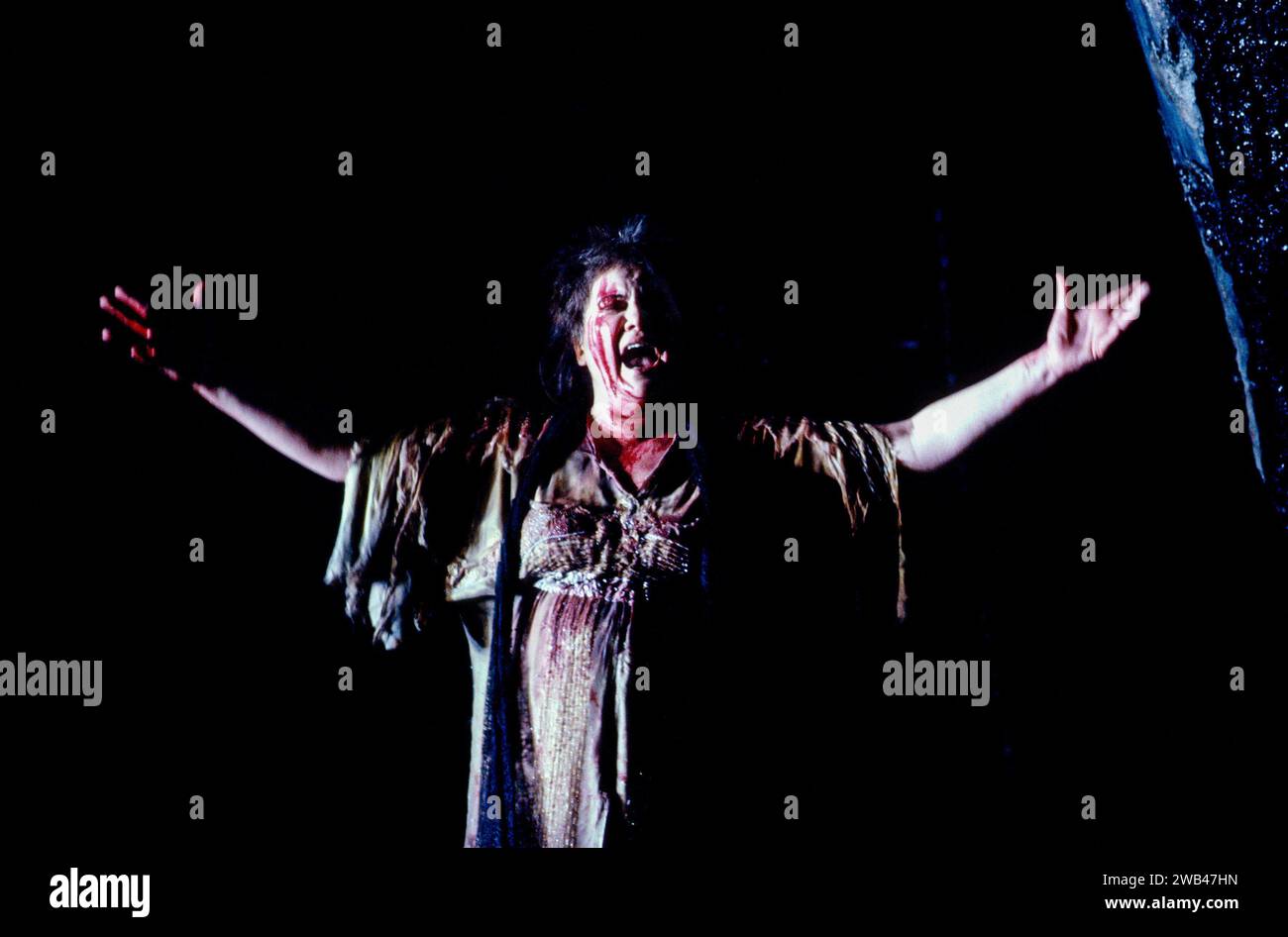 Eva Marton (Elektra) in ELEKTRA an der Royal Opera, Covent Garden, London WC2 03/03/1990 Musik: Richard Strauss Libretto: Hugo von Hofmannsthal nach Sophokles Dirigent: Georg Solti Bühnenbild: Hans Schavernoch Kostüme: Überlieferung Haas Beleuchtung: Robert Bryan Regie: Gotz Friedrich Stockfoto