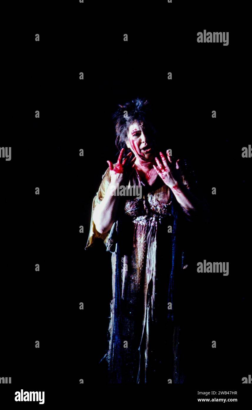 Eva Marton (Elektra) in ELEKTRA an der Royal Opera, Covent Garden, London WC2 03/03/1990 Musik: Richard Strauss Libretto: Hugo von Hofmannsthal nach Sophokles Dirigent: Georg Solti Bühnenbild: Hans Schavernoch Kostüme: Überlieferung Haas Beleuchtung: Robert Bryan Regie: Gotz Friedrich Stockfoto