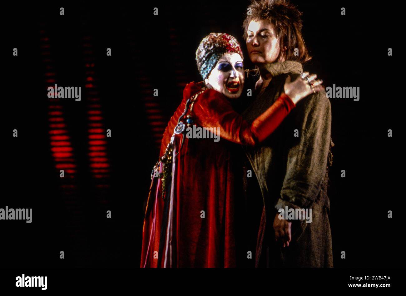 l-r: Marjana Lipovsek (Klytemnestra), Eva Marton (Elektra) in ELEKTRA an der Royal Opera, Covent Garden, London WC2 03/03/1990 Musik: Richard Strauss Libretto: Hugo von Hofmannsthal nach Sophokles Dirigent: Georg Solti Bühnenbild: Hans Schavernoch Kostüme: Überlieferung Haas Beleuchtung: Robert Bryan Regisseur: Gotz Friedrich Stockfoto