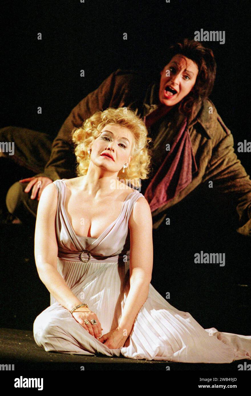 Deborah Polaski (Elektra – hinten), Karita Mattila (Chrysothemis) in ELEKTRA an der Royal Opera, Covent Garden, London WC2 13/05/1997 Musik: Richard Strauss Libretto: Hugo von Hofmannsthal nach Sophokles Dirigent: Christian Thielemann Bühnenbild: Hans Schavernoch Kostüme: Überlieferung Haas Beleuchtung: John B Read Originalregisseur: Gotz Friedrich Stockfoto