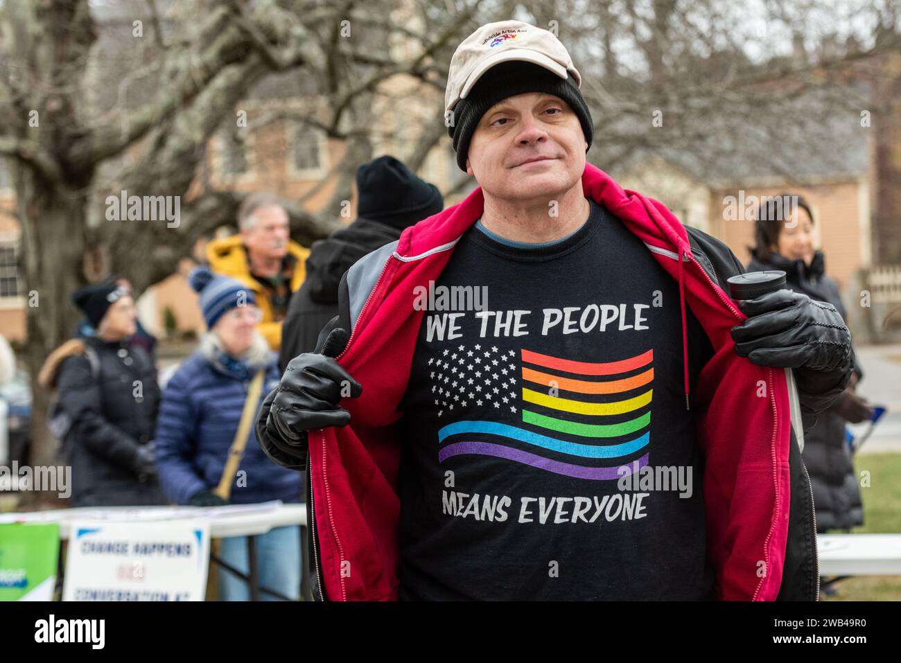 Ein Mann, der ein T-Shirt trägt, das sagt, "Wir das Volk" bedeutet, dass jeder bei einer Kundgebung zum Gedenken an die Aufstände des Kapitols vom 6. Januar ist. Stockfoto