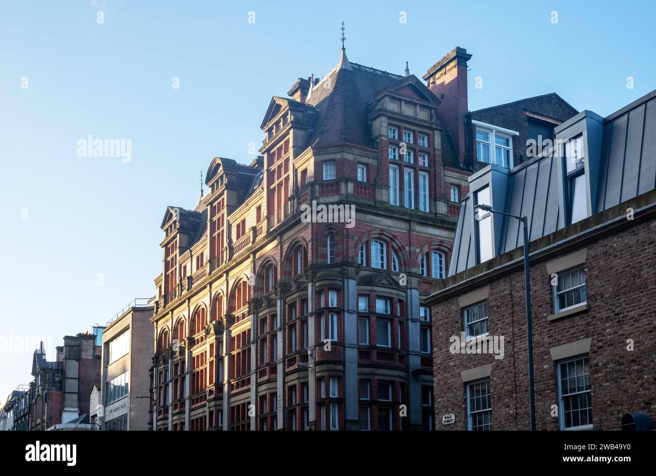 Kontrastreiche Architekturstile in Liverpool Stockfoto