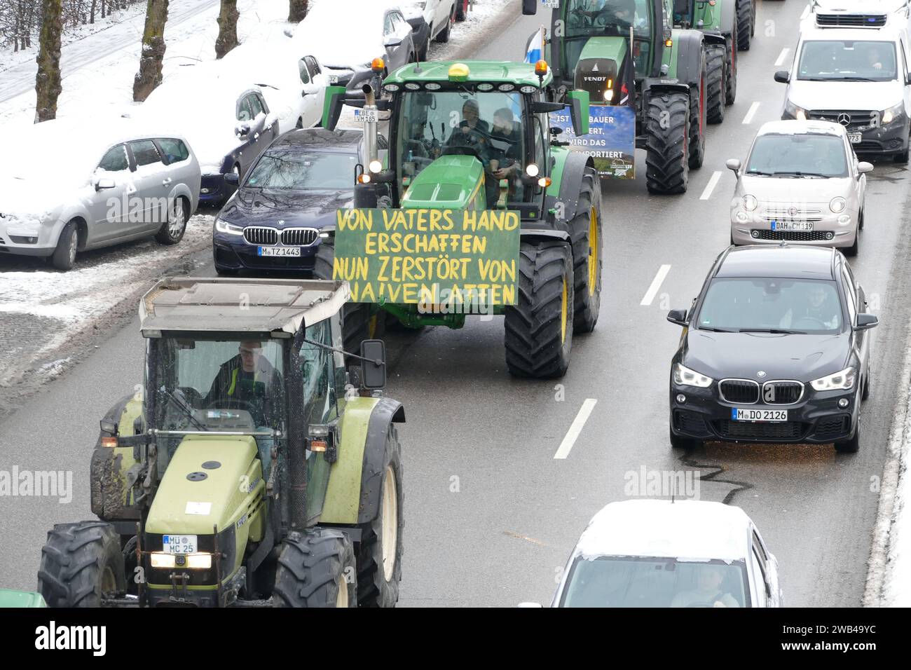 Bauernprotest in ganz Deutschland. 5,500 Traktoren überqueren die Hauptstraßen von Munichs. Kürzungen der Subventionen. München, Mittlerer Ring, 01.08.2024 Stockfoto