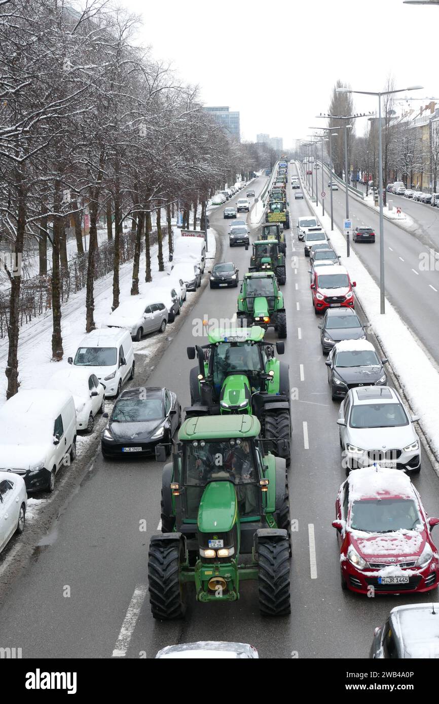 Bauernprotest in ganz Deutschland. 5,500 Traktoren überqueren die Hauptstraßen von Munichs. Kürzungen der Subventionen. München, Mittlerer Ring, 01.08.2024 Stockfoto