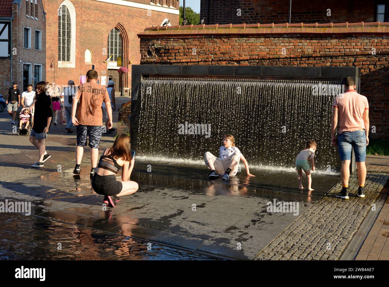 Menschen, die sich in einem Brunnen am Bernsteinmuseum in Danzig, Polen, Europa, EU amüsieren Stockfoto
