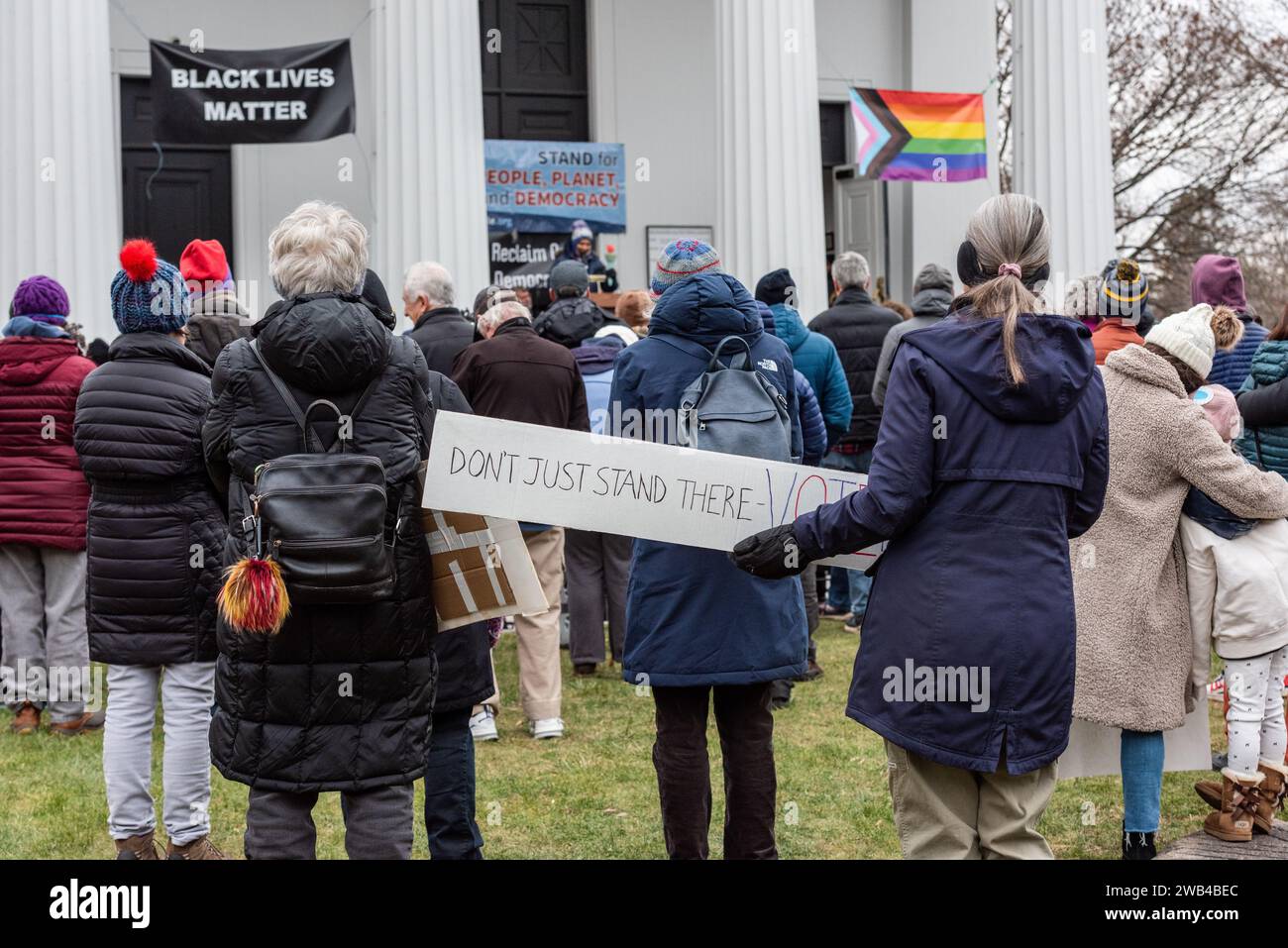 Am dritten Jahrestag der Kapitolunruhen am 6. Januar versammelte sich eine große Gruppe in der ersten Pfarrkirche von Concord, um sich zu versammeln und andere zu ermutigen. Stockfoto