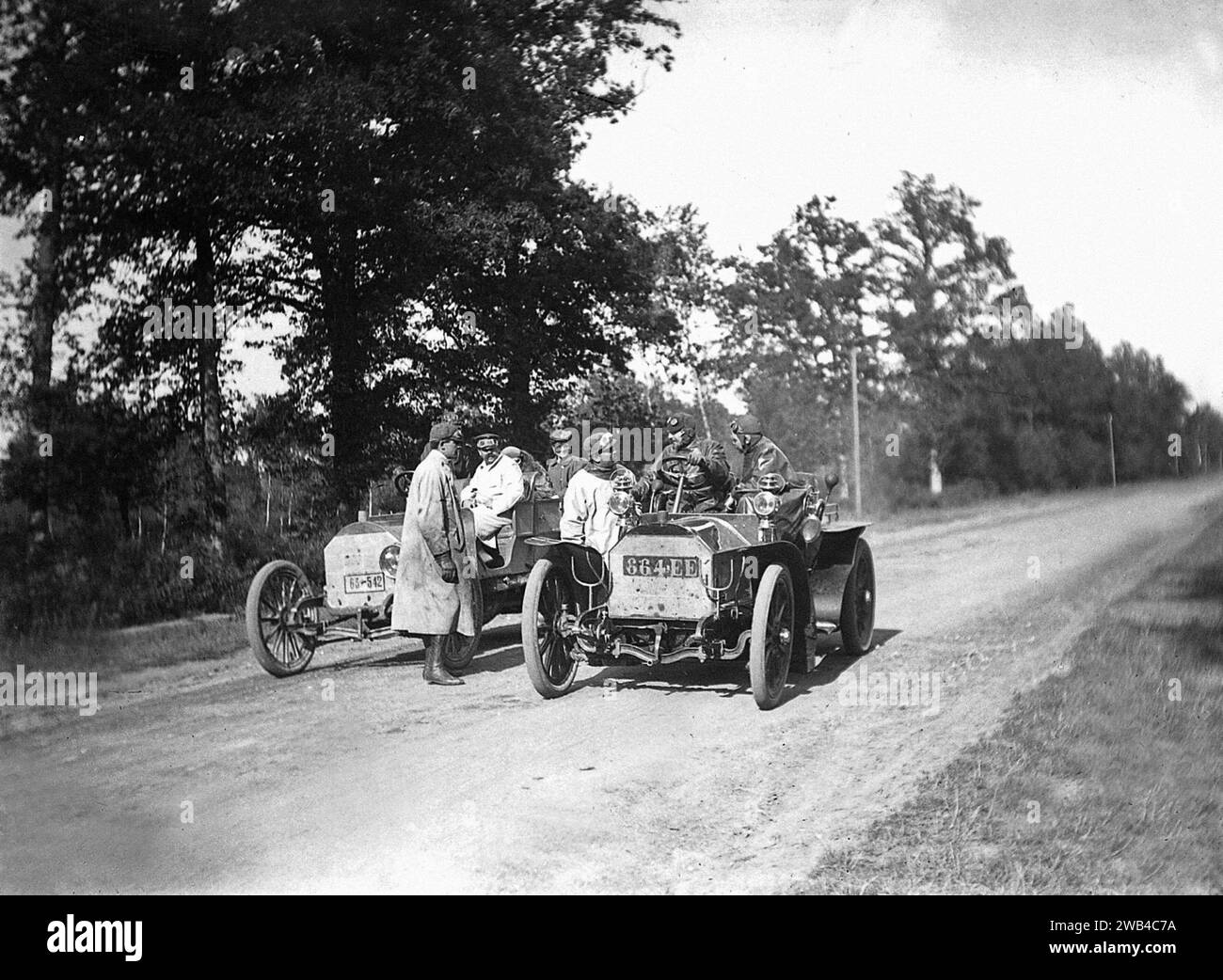 Erste Ausgabe des 24-Stunden-Sportwagenrennens von Le Mans (24 heures du Mans). 26. Und 27. Juni 1906. Zwei Autos hielten mitten auf der Straße an. Foto von Jean de Biré Stockfoto