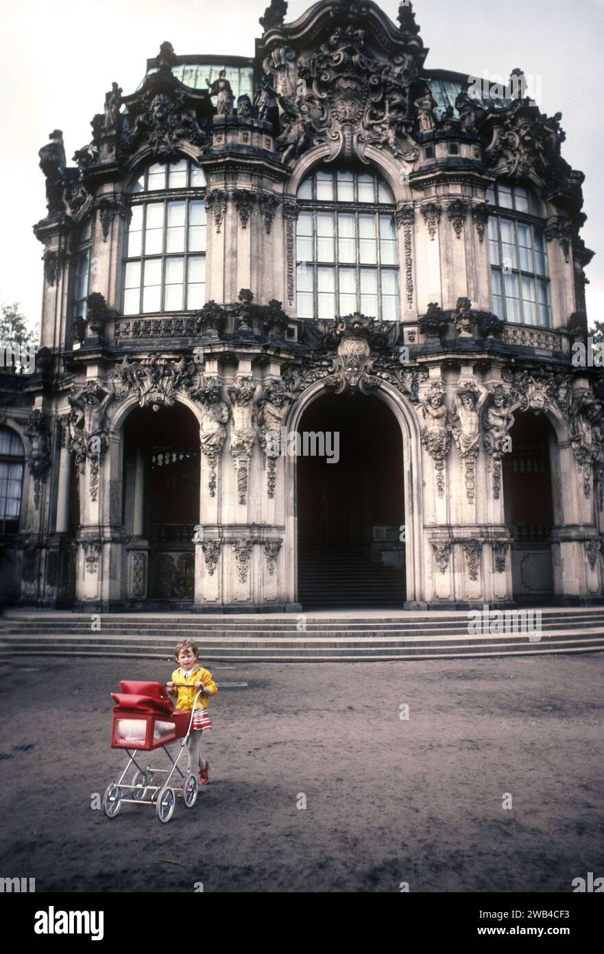 Fassade des Zwingers in Dresden: Wallpavillon, restauriert nach den Bombenanschlägen des Zweiten Weltkriegs. 1982 Stockfoto