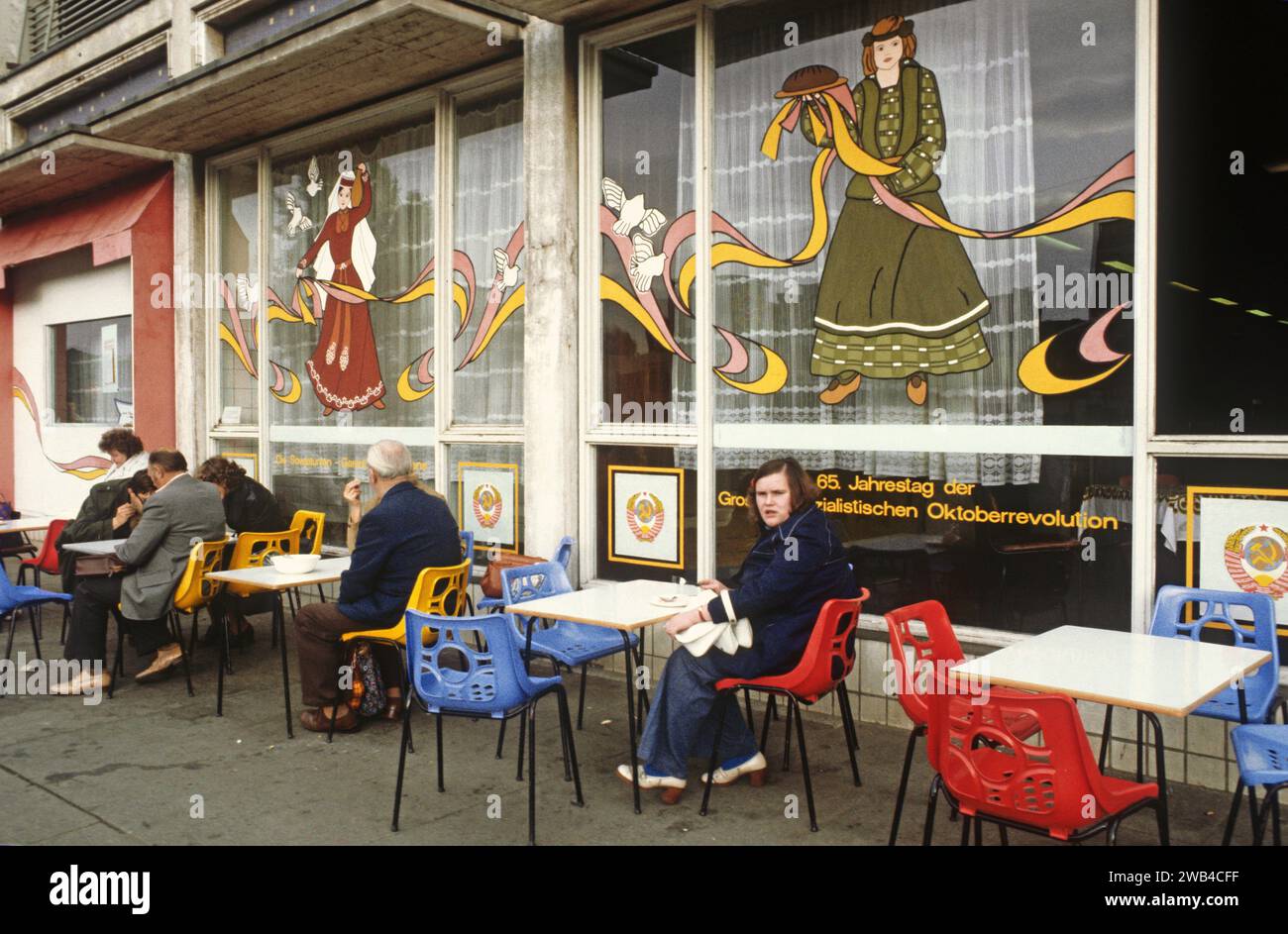 Schaufensterausstellung in einem Restaurant in Dresden (DDR) mit der Aufschrift „die Sowjetunion, Garant des Friedens“ und dem 65. Jahrestag der Oktoberrevolution. 1982 Stockfoto