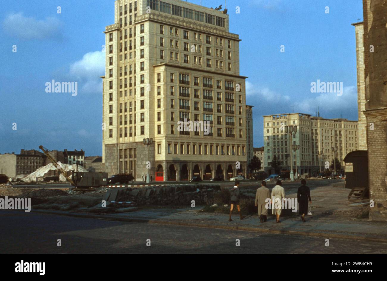 Ost-Berlin, Karl-Marx-Allee (Stalinallee, als sie gebaut wurde), um 1958 Stockfoto
