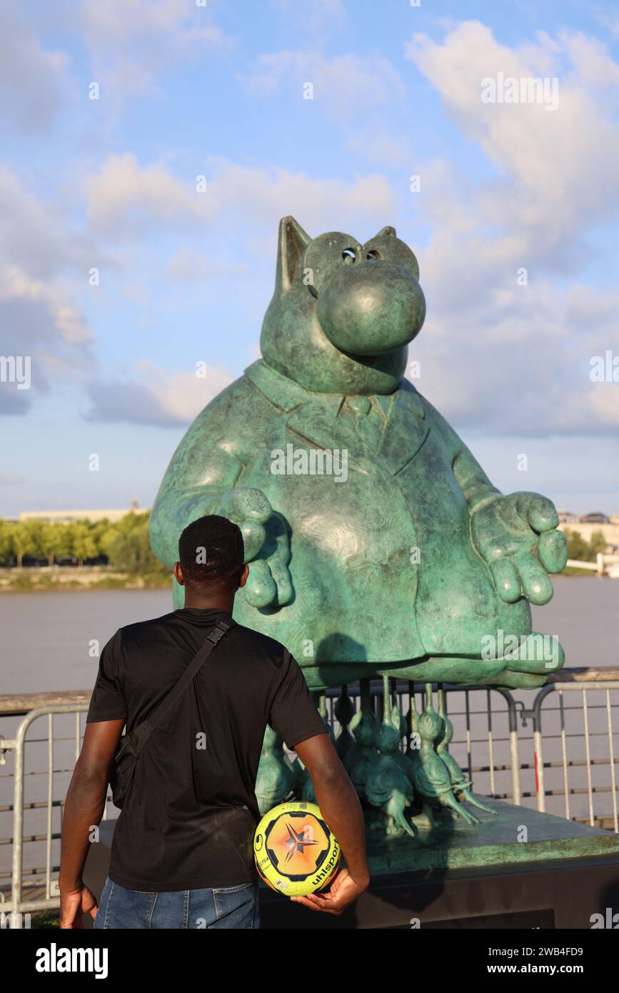 Ausstellung an den Kais von Bordeaux am Ufer des Flusses Garonne mit Skulpturen von „Le Chat“ des belgischen Künstlers Philippe Geluck. Philippe Geluc Stockfoto