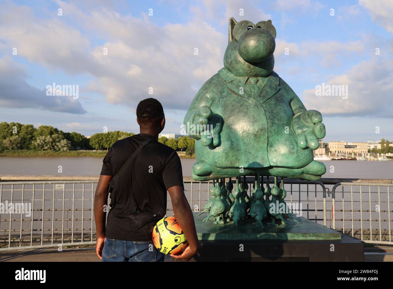 Ausstellung an den Kais von Bordeaux am Ufer des Flusses Garonne mit Skulpturen von „Le Chat“ des belgischen Künstlers Philippe Geluck. Philippe Geluc Stockfoto