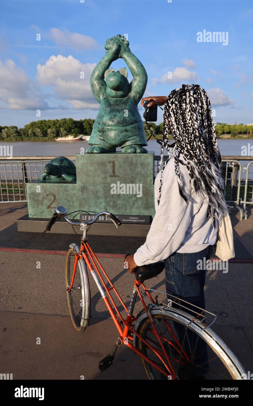 Ausstellung an den Kais von Bordeaux am Ufer des Flusses Garonne mit Skulpturen von „Le Chat“ des belgischen Künstlers Philippe Geluck. Philippe Geluc Stockfoto