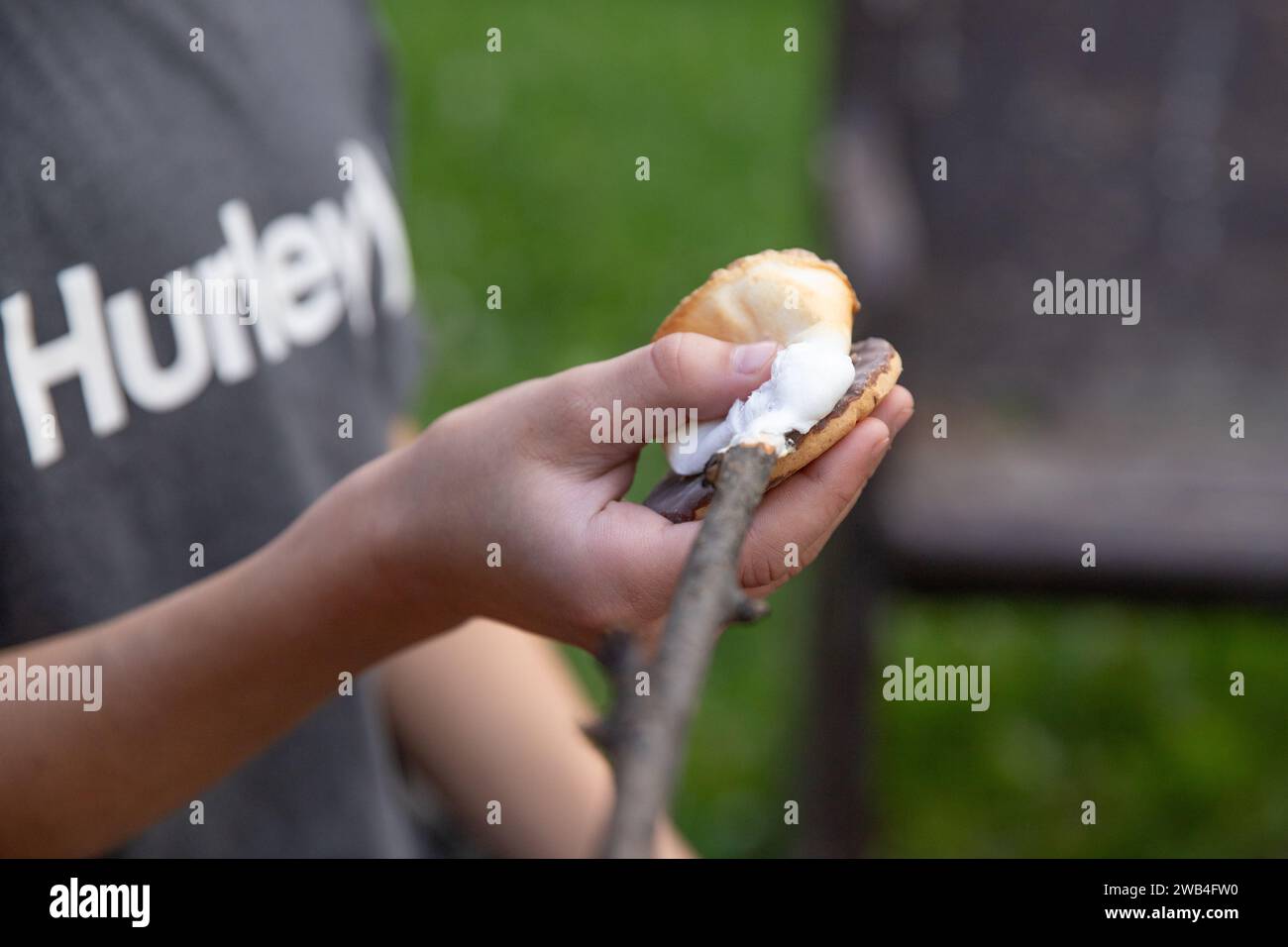 Macht über einem Lagerfeuer Smores Stockfoto