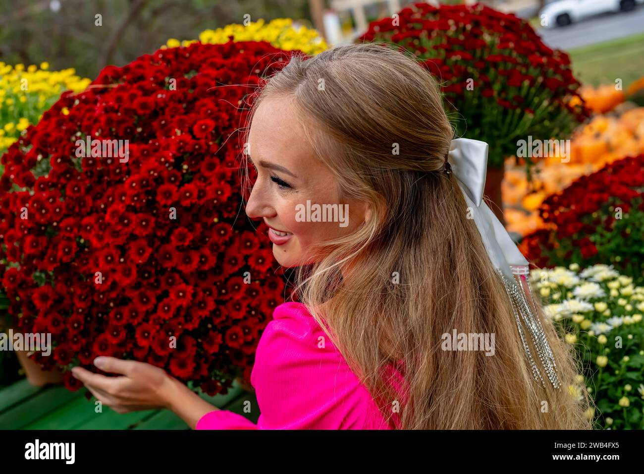 Pineville, NC, USA. Oktober 2023. Ein schönes europäisches blondes Weibchen fotografiert einige Blumen für die kommenden Herbstfeste (Credit Image: © Walter G Arce SR Grindstone Medi/ASP) NUR REDAKTIONELLE VERWENDUNG! Nicht für kommerzielle ZWECKE! Stockfoto