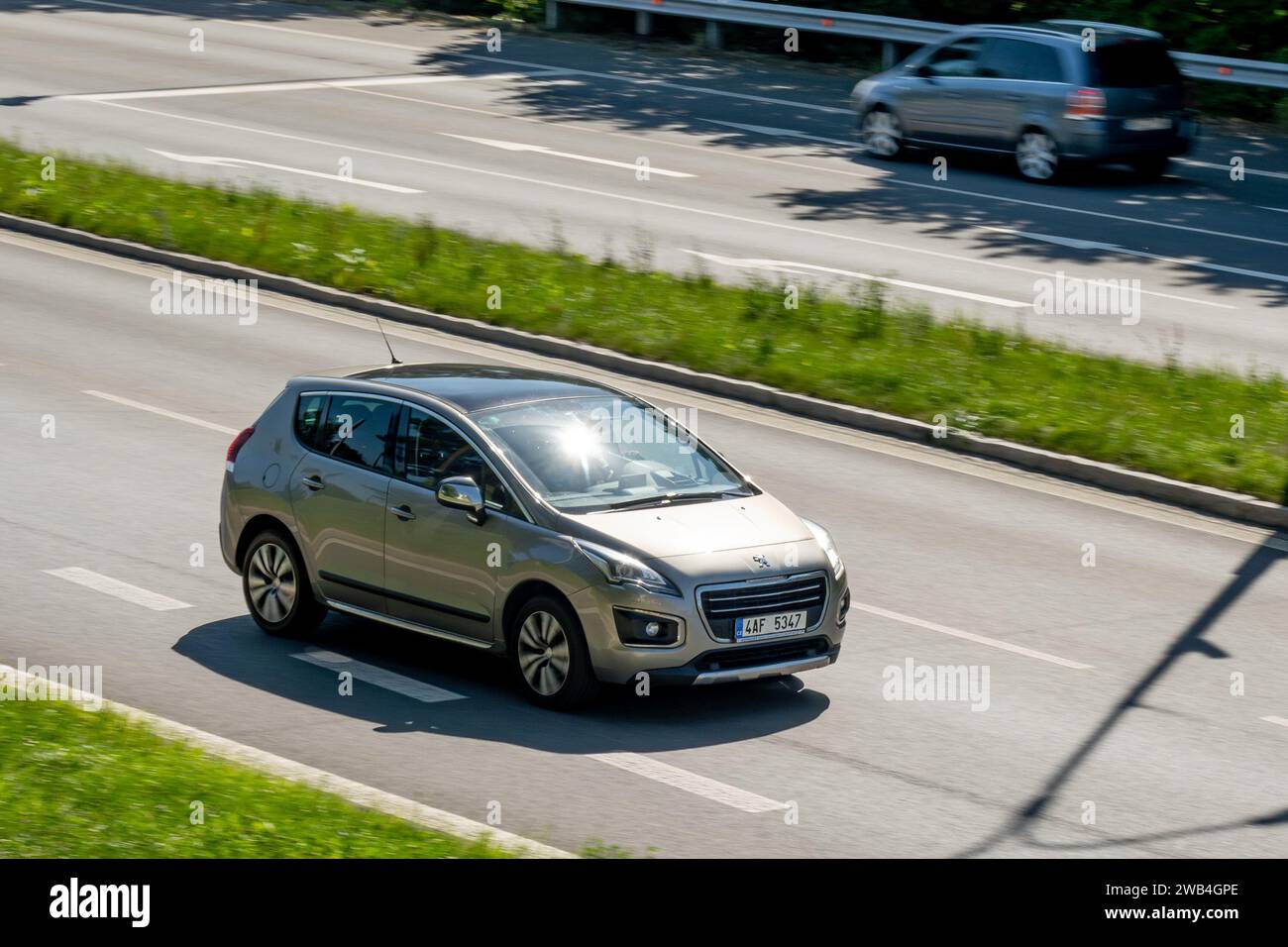 OSTRAVA, TSCHECHISCHE REPUBLIK - 24. AUGUST 2023: Peugeot 3008 (T84) Crossover mit Bewegungsunschärfe-Effekt Stockfoto