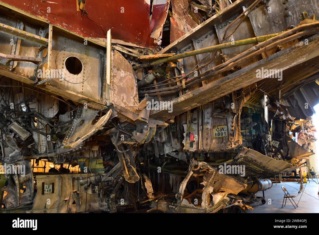 Das U.S. National Transportation Safety Board rekonstruiert das Wrack des TWA-Fluges 800 in einem Hangar in Virginia. Am 17. Juli 1996, um 2031 Uhr Eastern Daylight Time, wurde Trans World Airlines, Inc (TWA) Flug 800, eine Boeing 747-131, N93119, stürzte im Atlantik nahe East Moriches, New York ab. Der TWA-Flug 800 wurde gemäß den Bestimmungen des 14 Code of Federal Regulations Part 121 als internationaler Linienflug vom John F. Kennedy International Airport (JFK) in New York zum Charles DeGaulle International Airport in Paris durchgeführt. Stockfoto