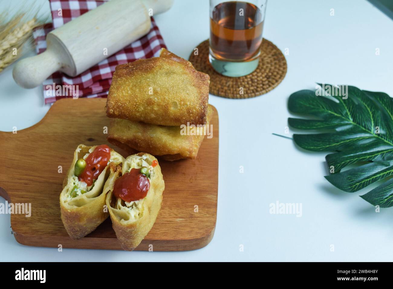 Traditionelles indonesisches Essen - Martabak Tahu oder Tofu Martabak, ein scharfer Omelette-Pfannkuchen gefüllt mit Gemüse, Lauch, Sellerieblättern, Tofu und e Stockfoto