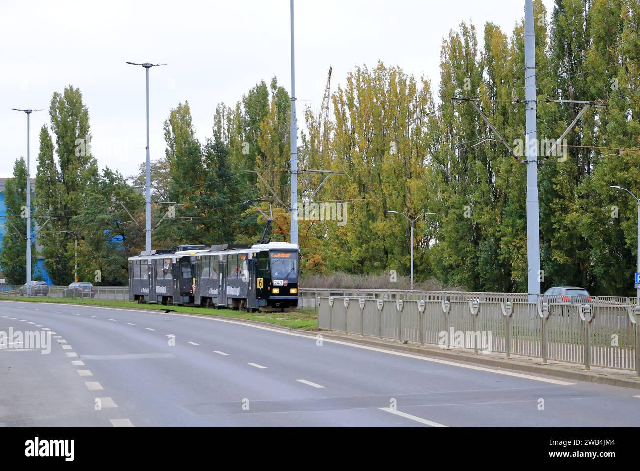 28. Oktober 2023: Stettin, Stettin, Stettin in Polen: Moderne Straßenbahn im Zentrum der Stadt Stockfoto