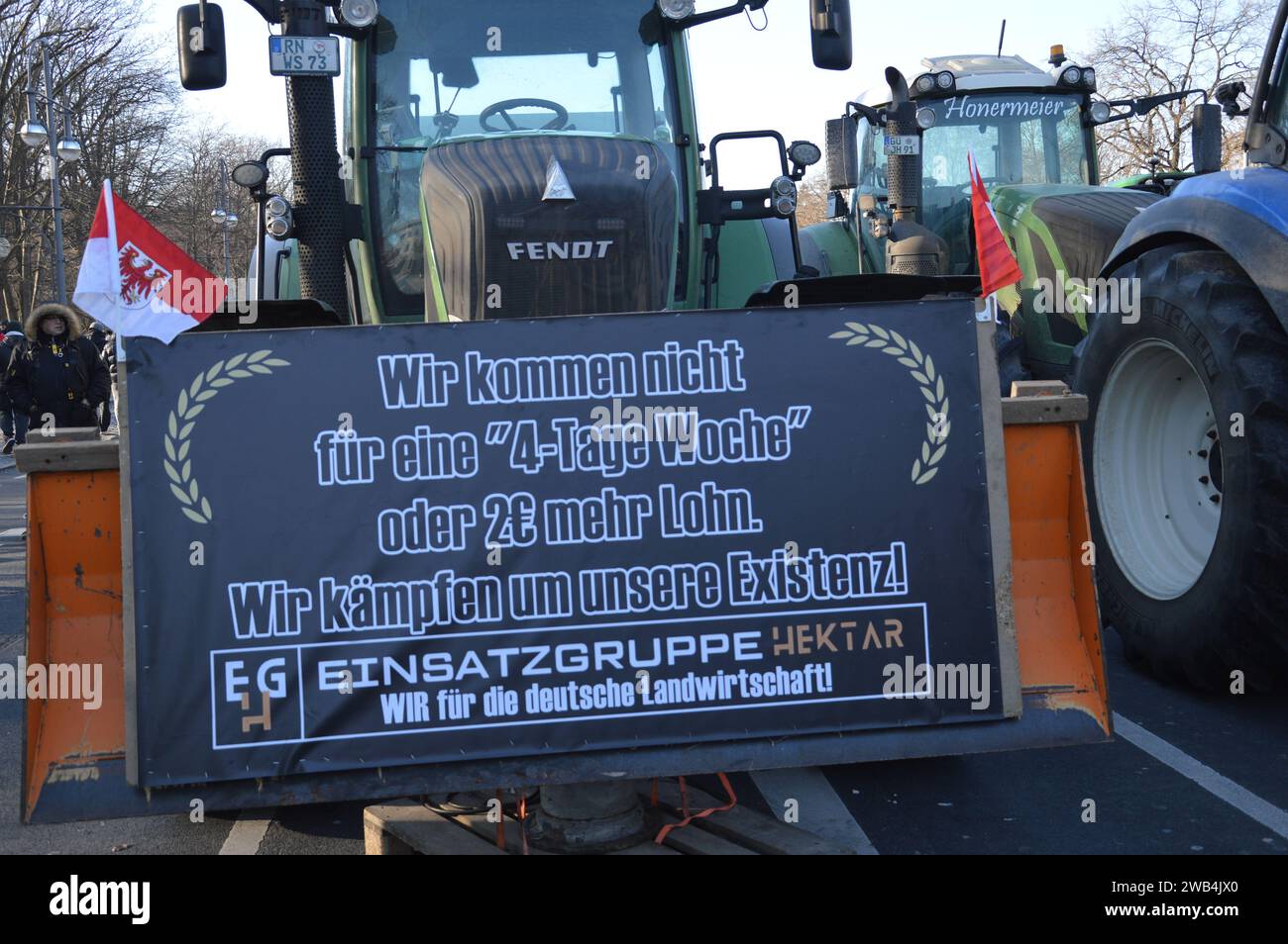 Berlin, Deutschland - 8. Januar 2024 - deutsche Bauern protestieren mit Traktoren am Brandenburger Tor gegen Sparmaßnahmen. (Foto: Markku Rainer Peltonen) Stockfoto