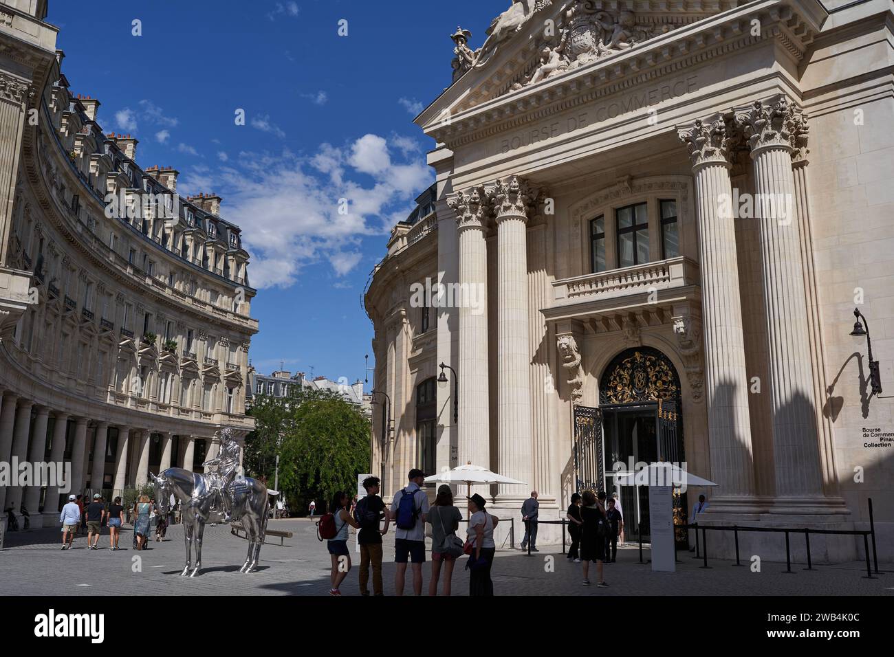 Paris, Frankreich - 14. Juli 2023 - Vorderfassade der Bourse de Commerce - Warenbörse im Frühsommer Stockfoto