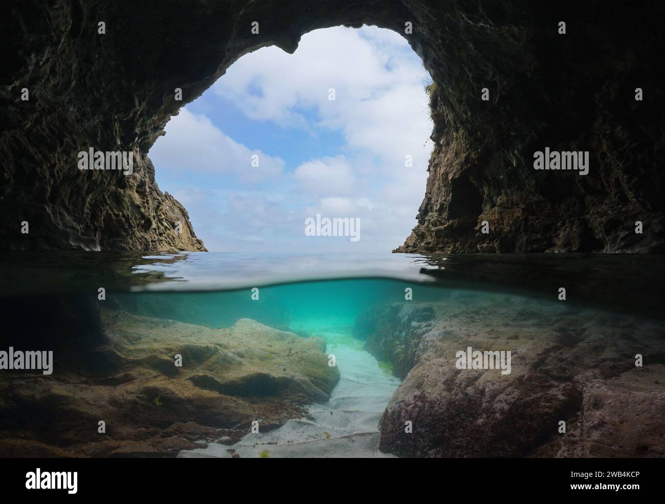Blick von einer Meereshöhle an der Atlantikküste Spaniens, geteilter Blick über und unter der Wasseroberfläche, natürliche Szene, Galicien, Rias Baixas Stockfoto