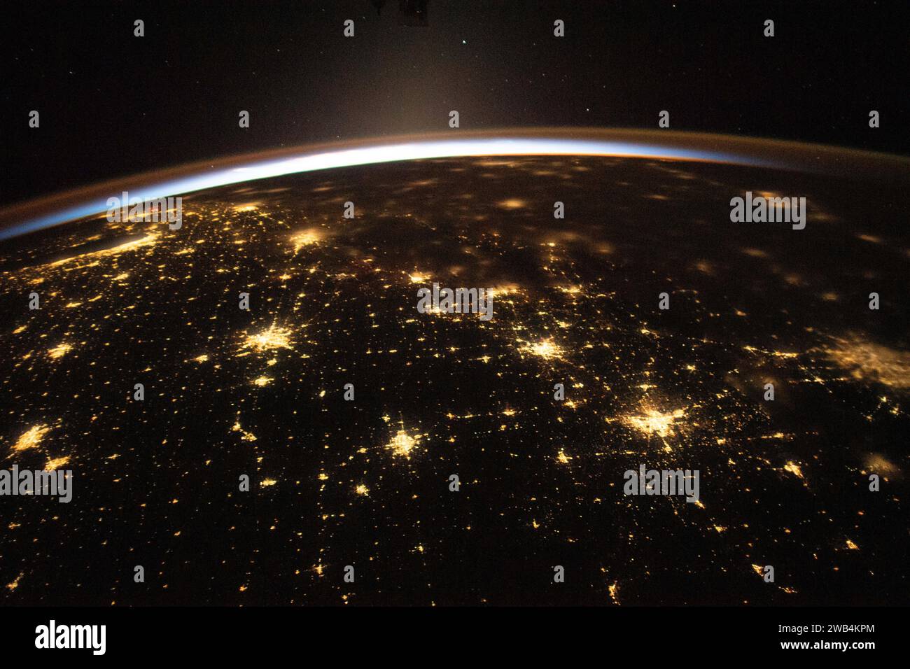 USA - 10. November 2023 - die ersten Sonnenstrahlen beginnen die Erdatmosphäre in diesem Foto von der Internationalen Raumstation als orbi zu beleuchten Stockfoto
