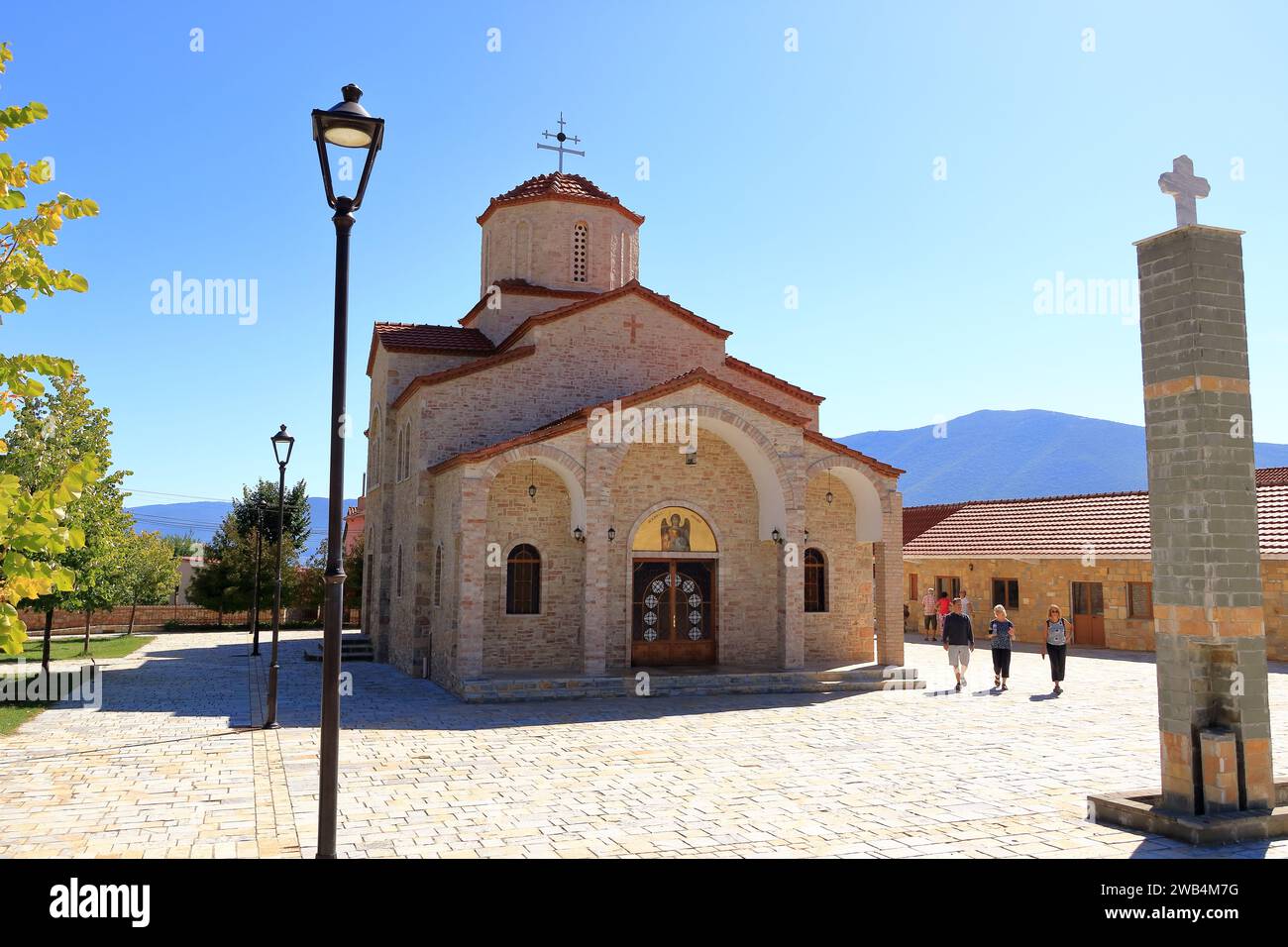 13. September 2023: Pustec, Prespa-Nationalpark in Albanien: Menschen am St. Michael der Erzengel-Orthodoxe Kirche Stockfoto