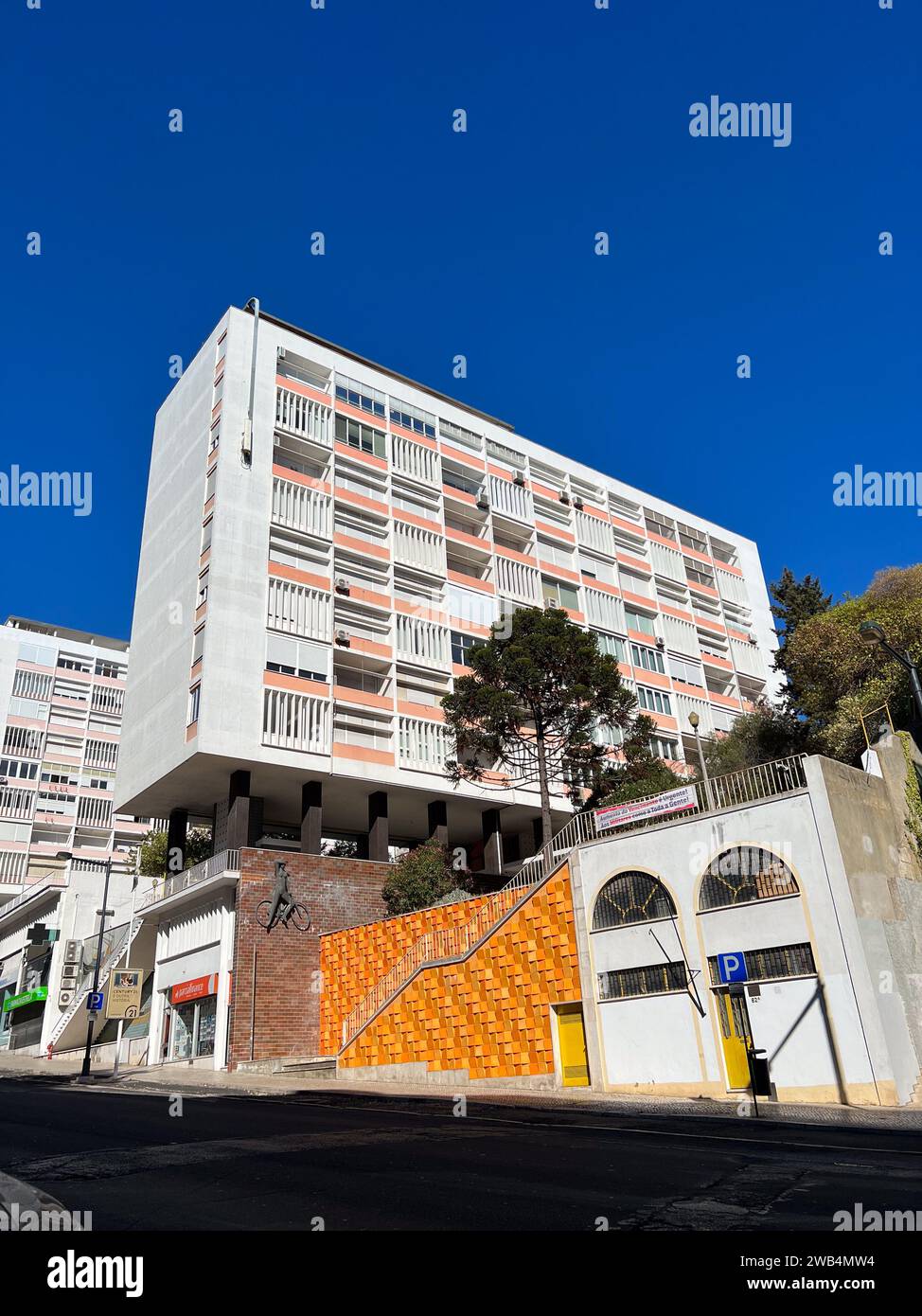 Moderne Bausteine in Avenida Infante Santo, Lissabon Stockfoto