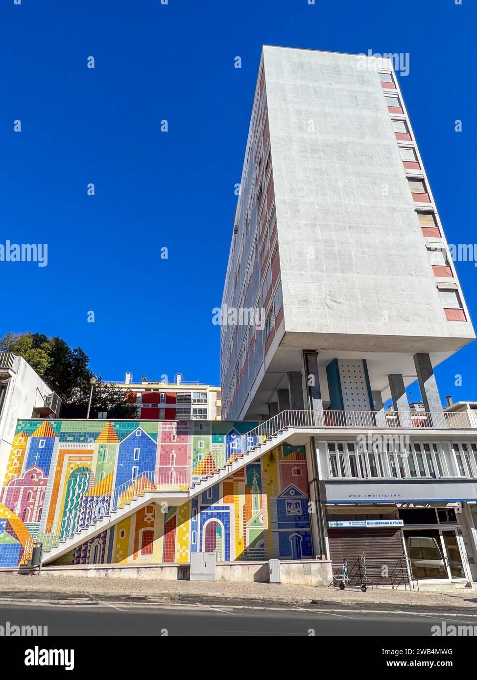 Modernistische Architektur und Fliesenpaneel, von 1959, von Carlos Botelho, in der Av. Infante Santo, Lissabon Stockfoto