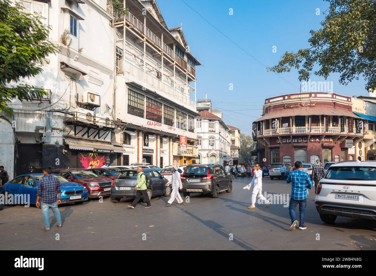 Mumbai, Maharashtra, Indien, Ein Stadtbild mit kolonialer Architektur und Fußgängern, nur redaktionell. Stockfoto