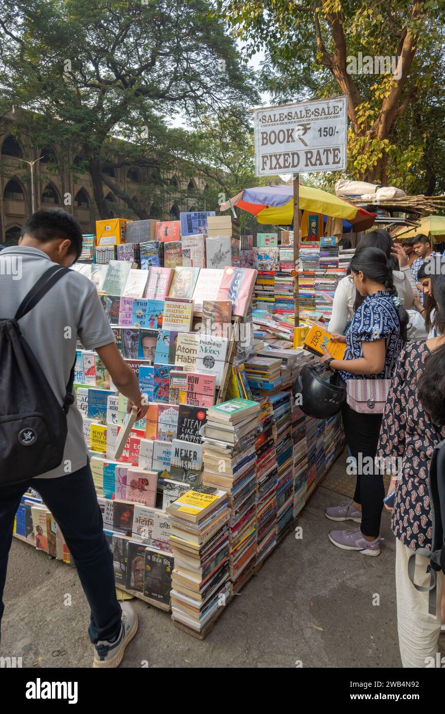 Mumbai, Maharashtra, Indien, Indianer im Buchladen auf der Straße, nur Redaktion. Stockfoto