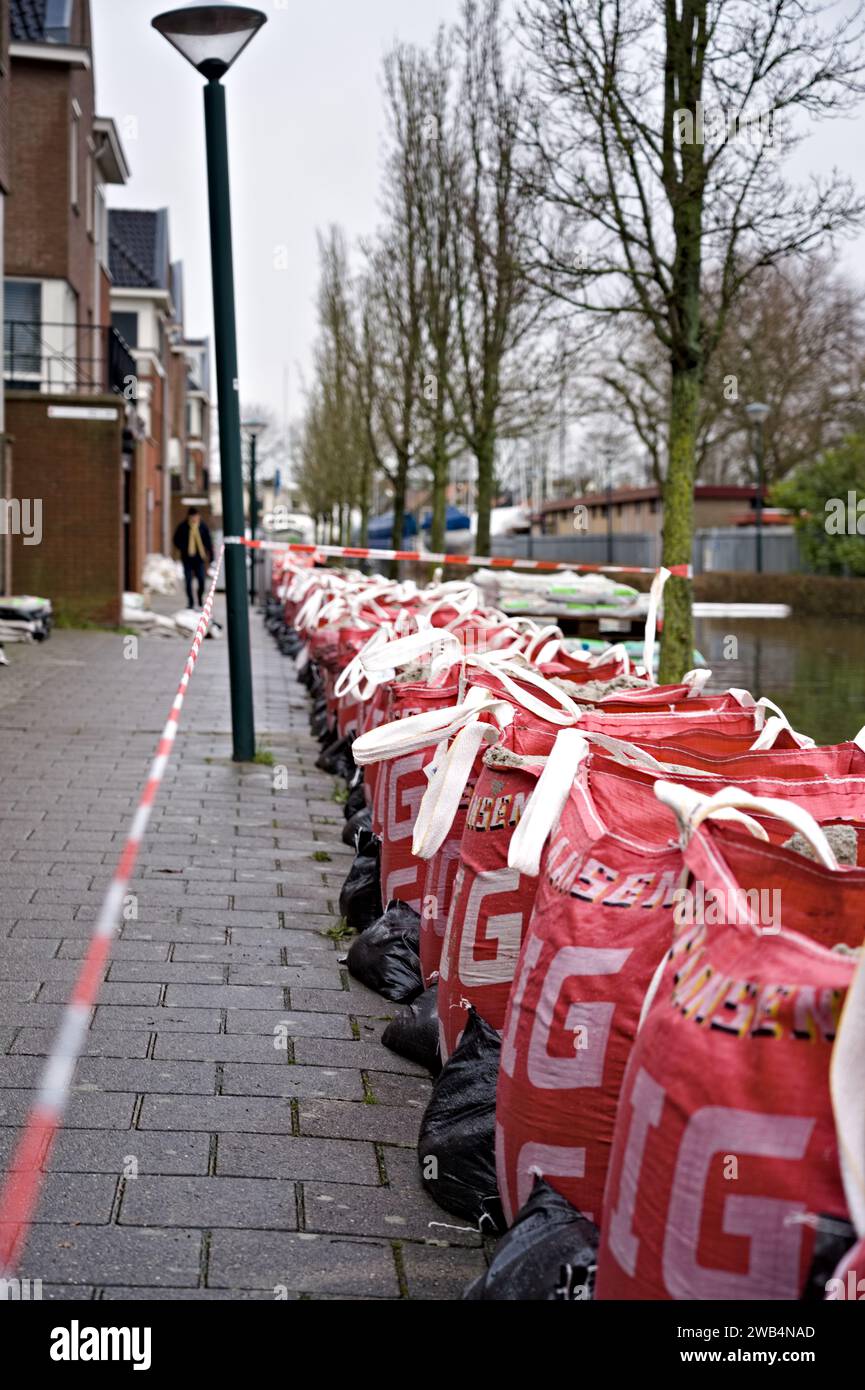 Sandsäcke und Big Bags, die von der Regierung platziert wurden, um Häuser vor Wasserschäden durch Hochwasser durch Sturm Henk zu schützen. Hoorn Niederlande Stockfoto
