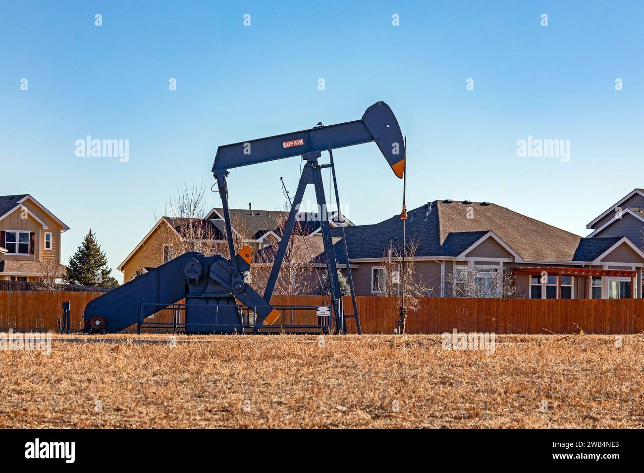 Frederick, Colorado - ein Ölbrunnen in der Nähe einer Wohneinheit an Colorados vorderer Reihe. Stockfoto