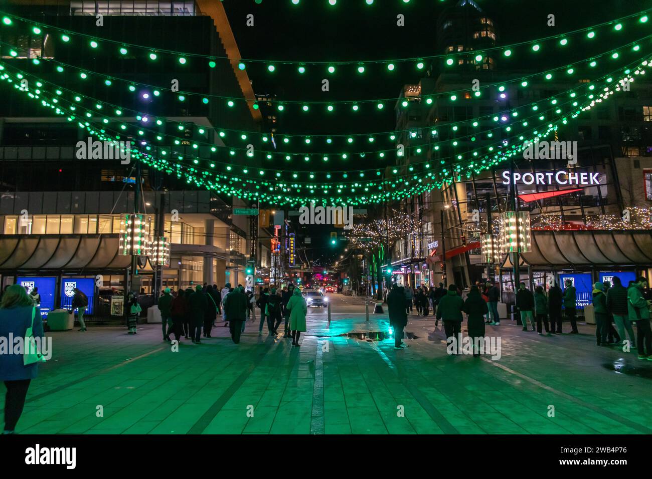 Vancouver, KANADA - Dezember 31 2023 : Robson Square am Silvesterabend. Große Menschenmassen trinken in Nachtclubs und feiern das neue Jahr Stockfoto
