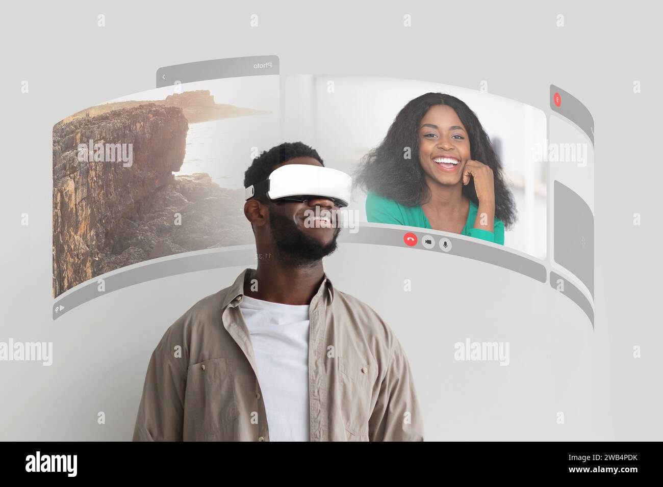 Ein Schwarzer, der mit seiner Freundin kommuniziert und Indoor VR-Videoanrufe macht Stockfoto